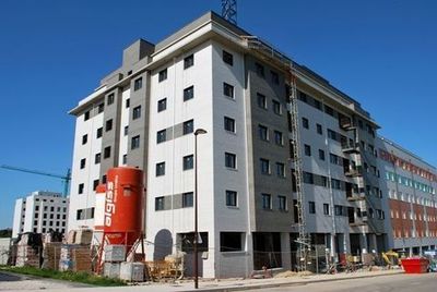 Villa Jovellanos, Roces