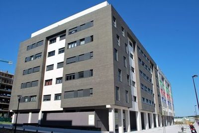 C. Los Campos, Roces (Edificio Aura)